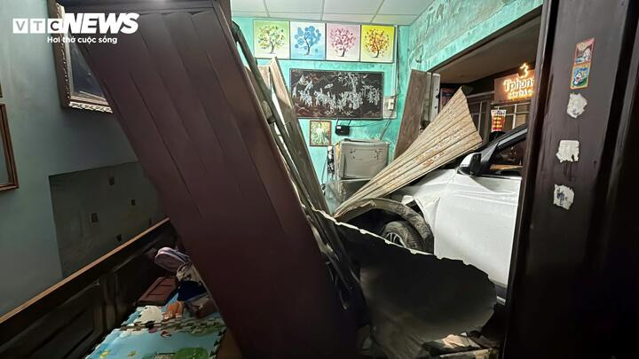 Nhiều tài sản trong căn nhà của người dân ở đường Bùi Thị Xuân (TP Huế) hư hại sau khi bị ô tô tông trúng.