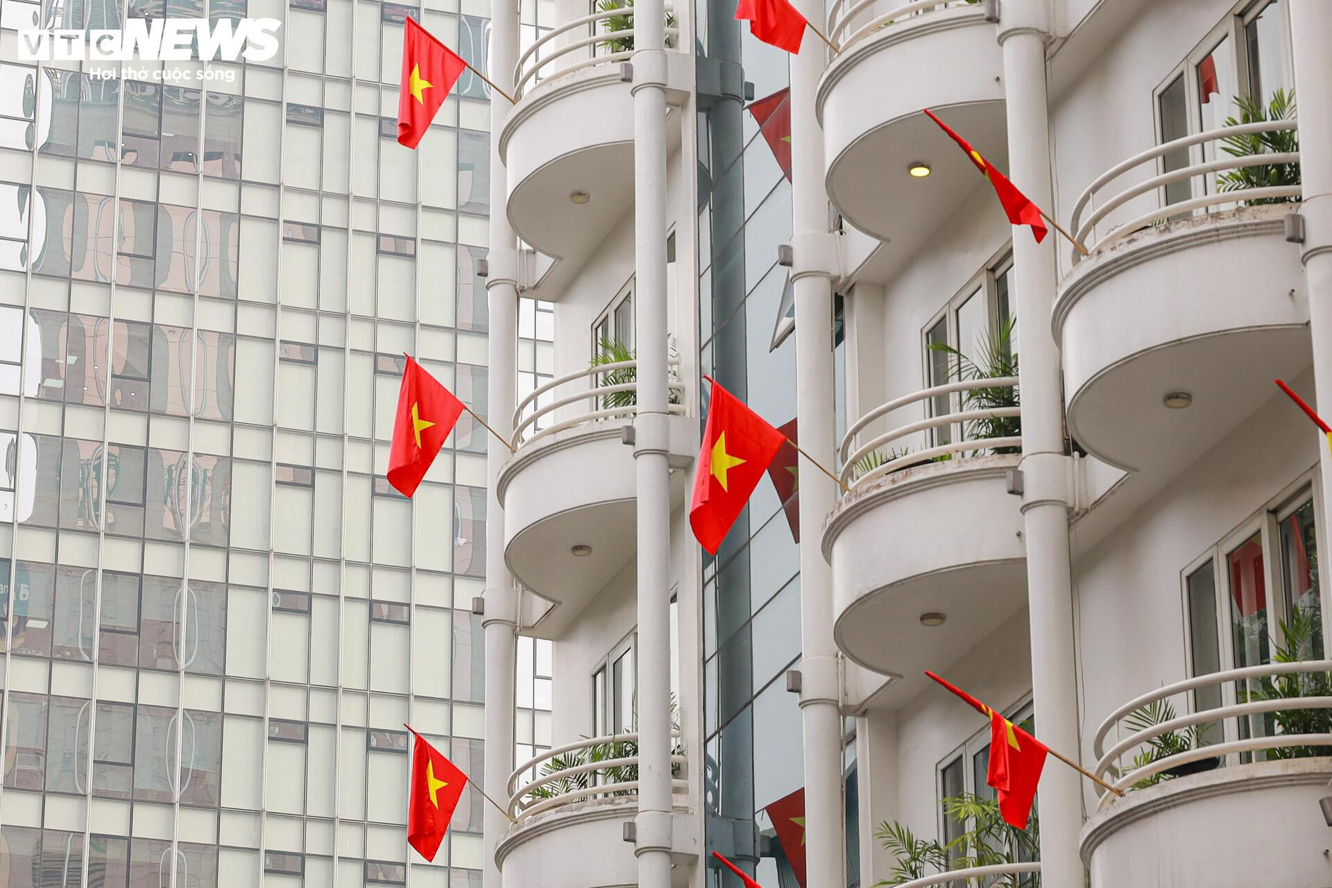 Phố phường Hà Nội rợp sắc cờ đỏ sao vàng, hướng về ngày Quốc khánh 2/9 - 17