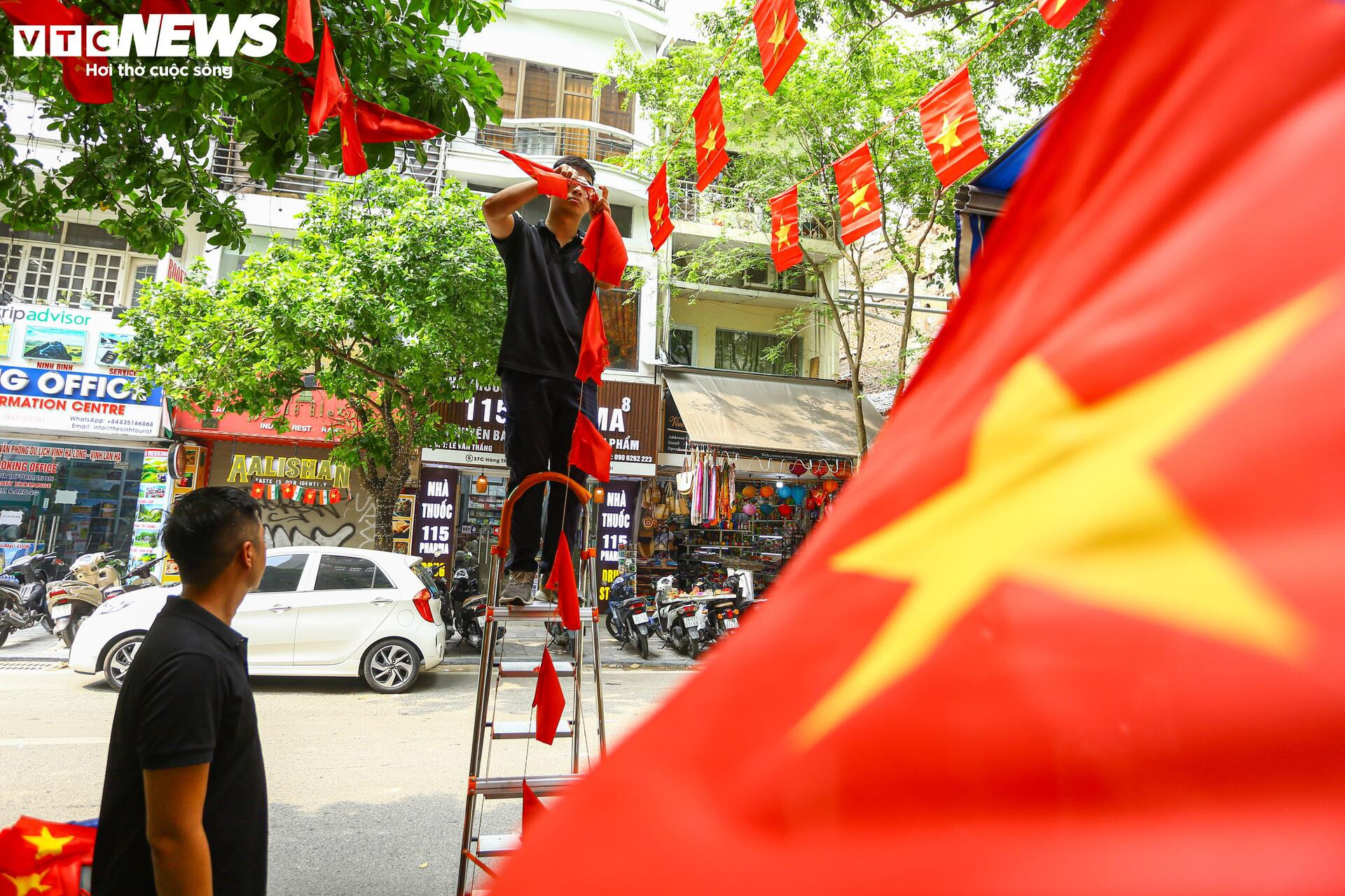 Phố phường Hà Nội rợp sắc cờ đỏ sao vàng, hướng về ngày Quốc khánh 2/9 - 19