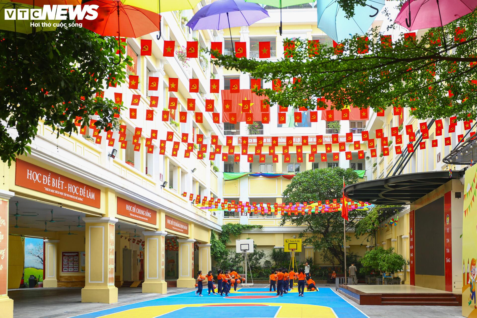 Phố phường Hà Nội rợp sắc cờ đỏ sao vàng, hướng về ngày Quốc khánh 2/9 - 14