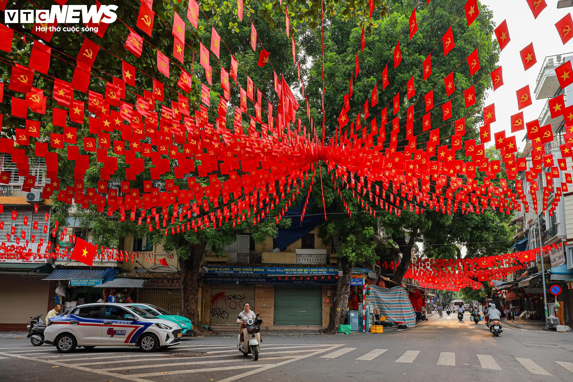 Phố phường Hà Nội rợp sắc cờ đỏ sao vàng, hướng về ngày Quốc khánh 2/9 - 5