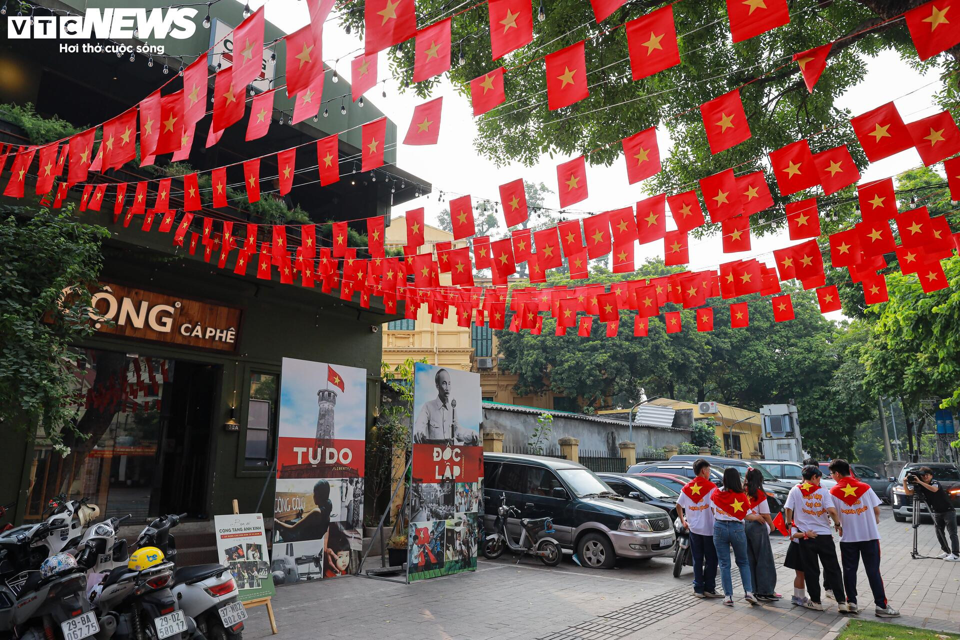 Phố phường Hà Nội rợp sắc cờ đỏ sao vàng, hướng về ngày Quốc khánh 2/9 - 15