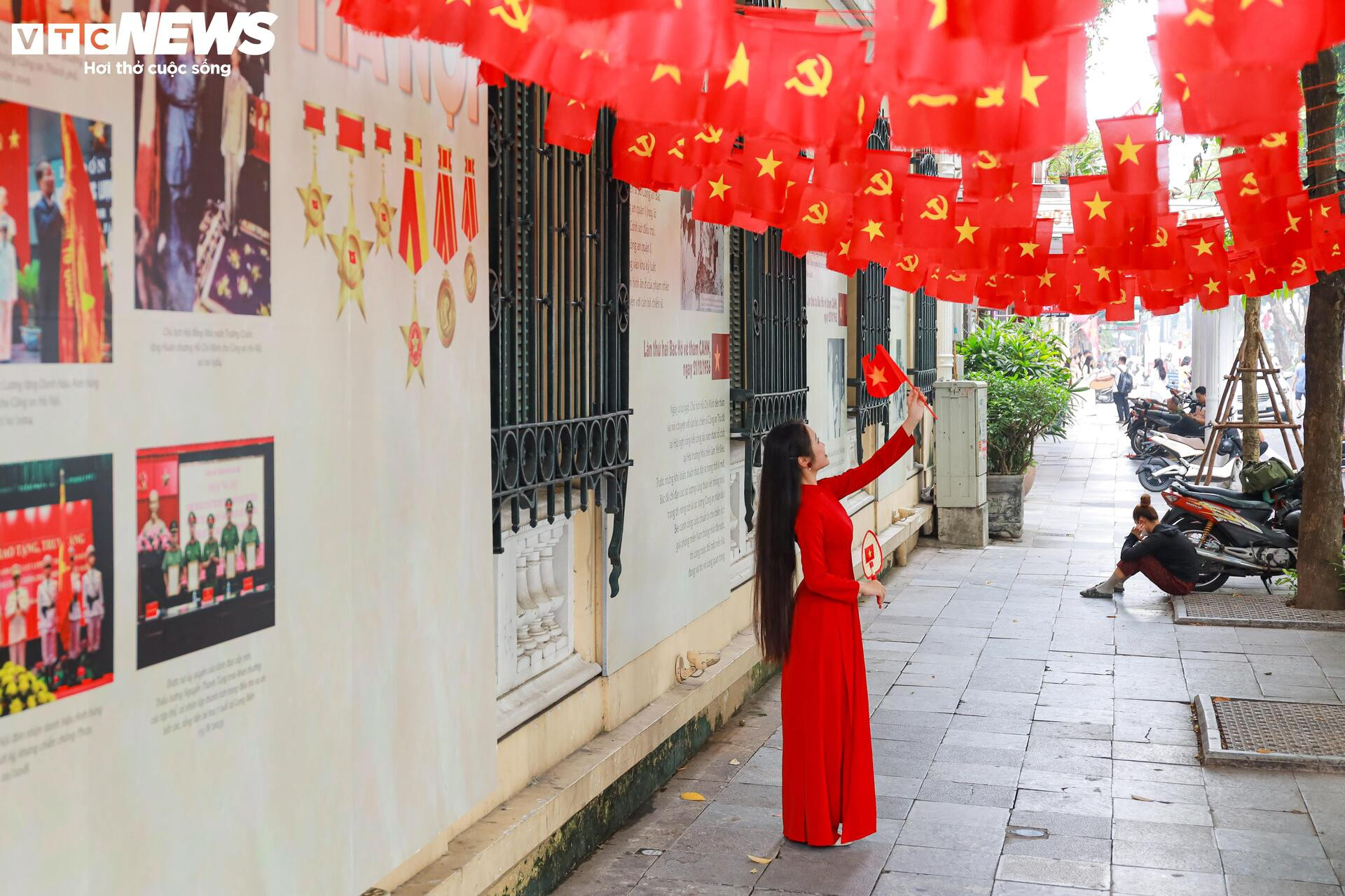 Phố phường Hà Nội rợp sắc cờ đỏ sao vàng, hướng về ngày Quốc khánh 2/9 - 20