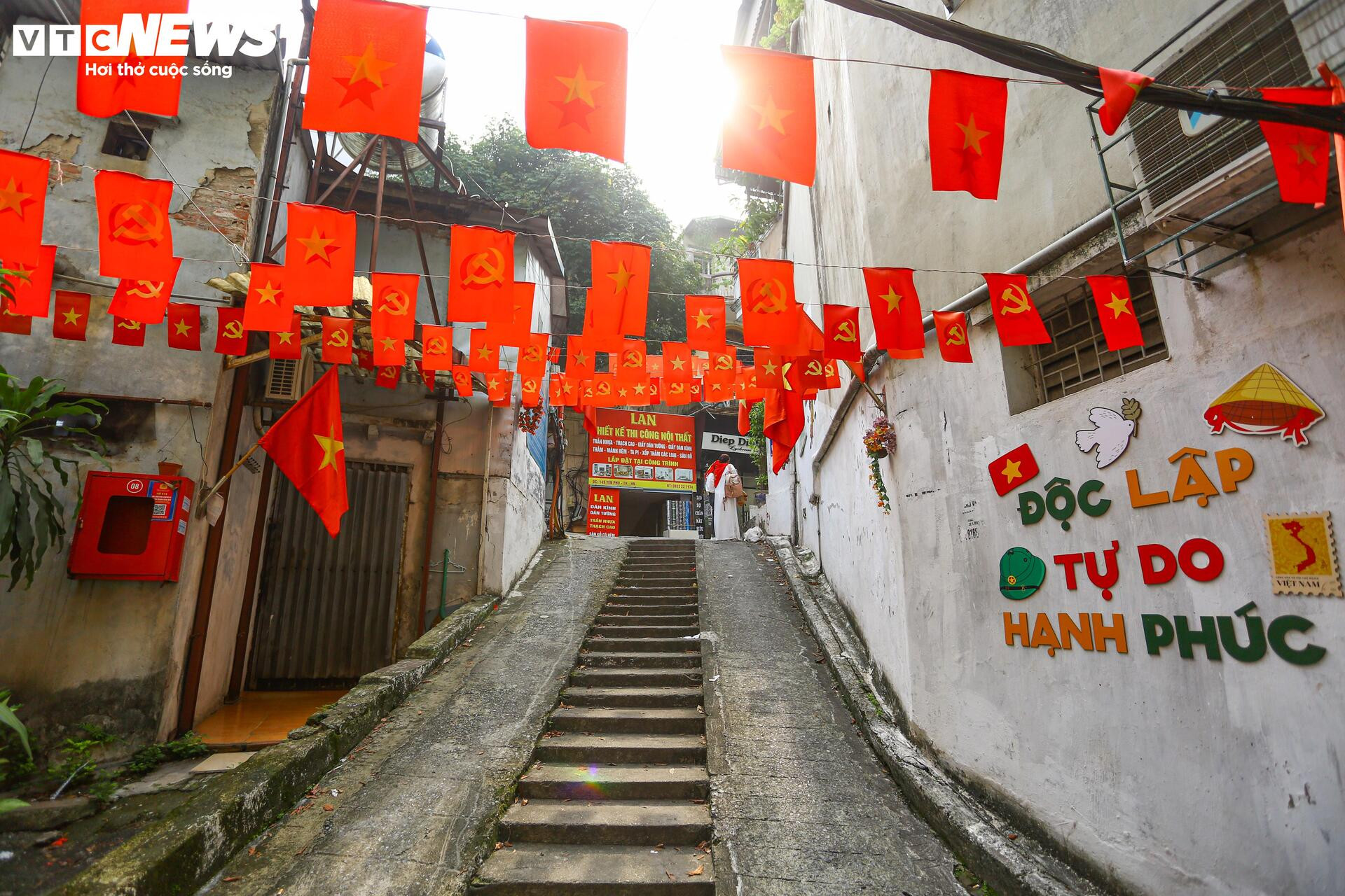 Phố phường Hà Nội rợp sắc cờ đỏ sao vàng, hướng về ngày Quốc khánh 2/9 - 12