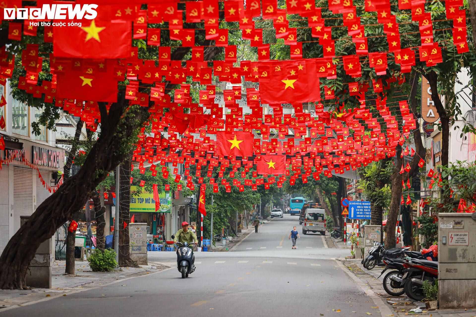 Phố phường Hà Nội rợp sắc cờ đỏ sao vàng, hướng về ngày Quốc khánh 2/9 - 3