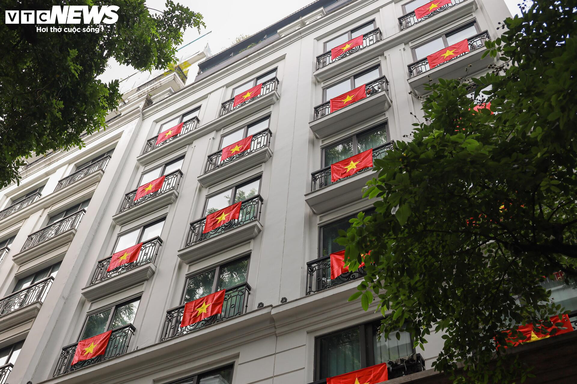 Phố phường Hà Nội rợp sắc cờ đỏ sao vàng, hướng về ngày Quốc khánh 2/9 - 18