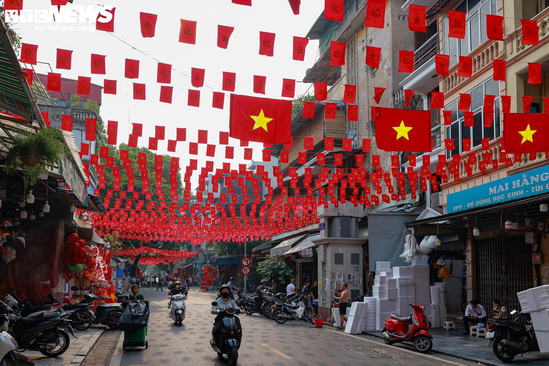 Phố phường Hà Nội rợp sắc cờ đỏ sao vàng, hướng về ngày Quốc khánh 2/9 - 8