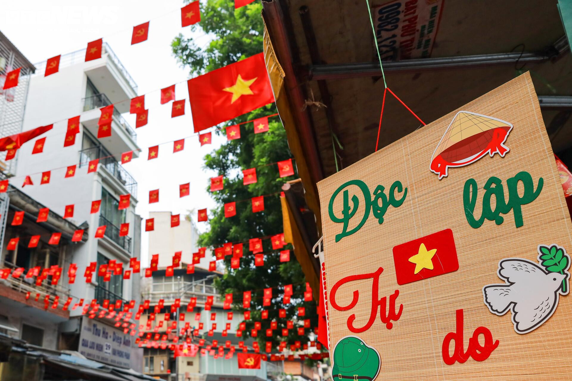 Phố phường Hà Nội rợp sắc cờ đỏ sao vàng, hướng về ngày Quốc khánh 2/9 - 11