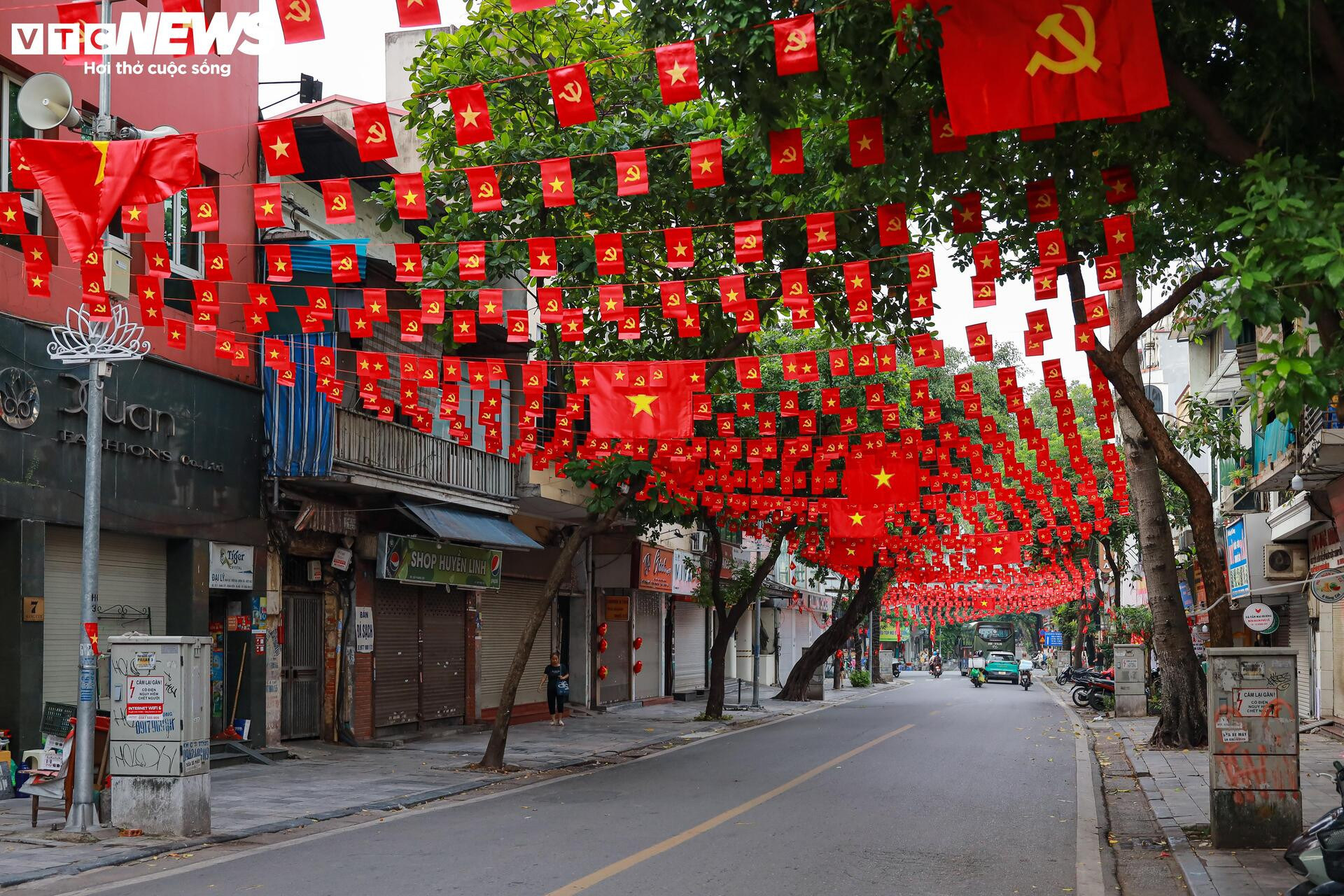 Phố phường Hà Nội rợp sắc cờ đỏ sao vàng, hướng về ngày Quốc khánh 2/9 - 1