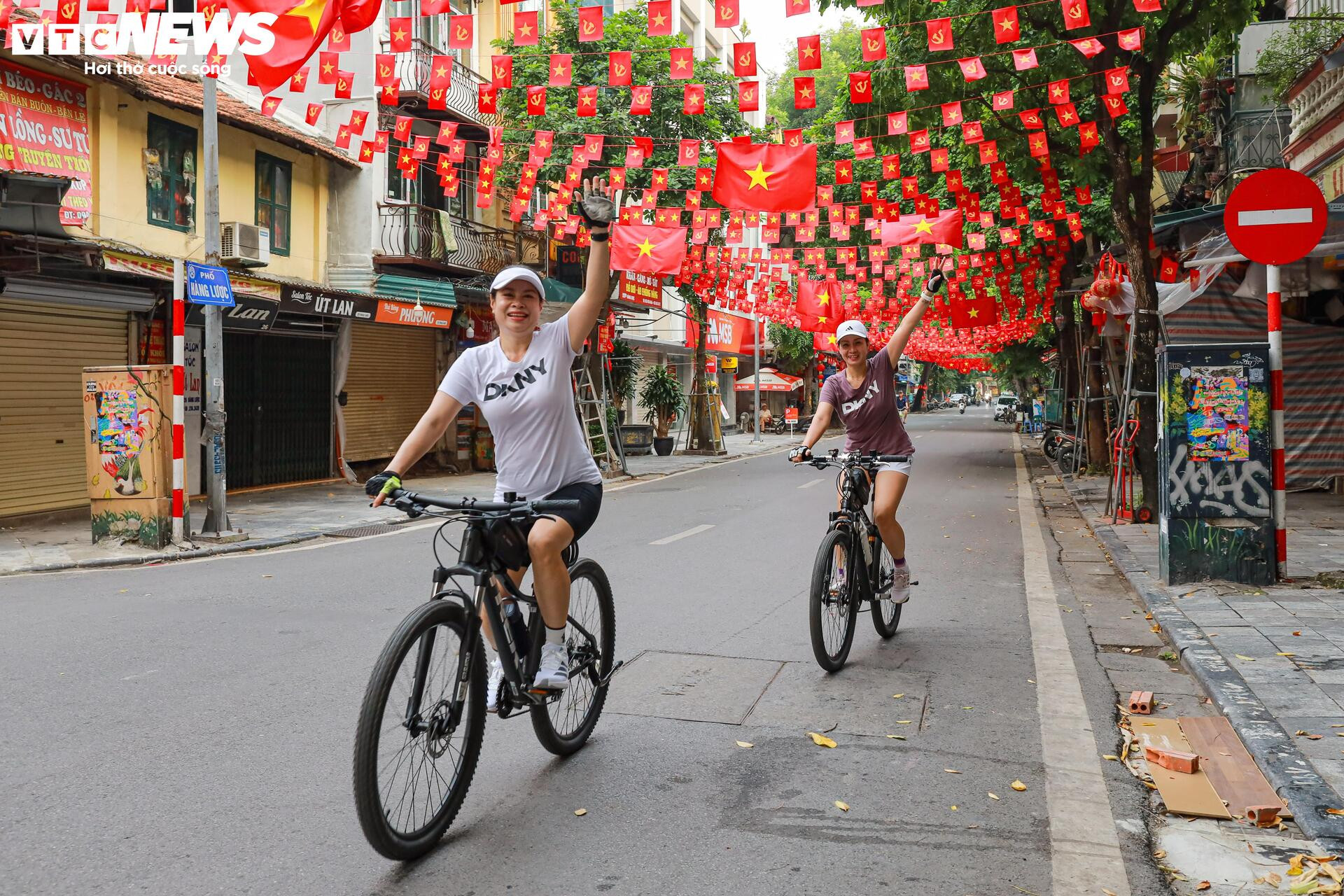 Phố phường Hà Nội rợp sắc cờ đỏ sao vàng, hướng về ngày Quốc khánh 2/9 - 9