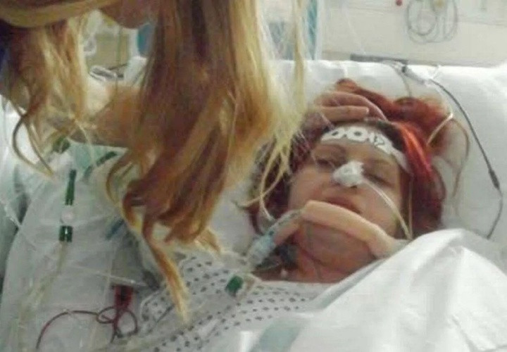 Nicola Hodges rơi vào tình trạng hôn mê, chỉ còn 20% cơ hội sống sót.