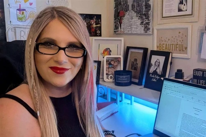 Nicola đang theo đuổi sự nghiệp viết lách.