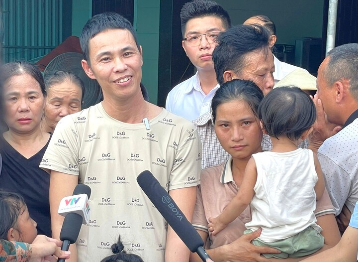 Bị cáo Thái Khắc Thành trả lời báo chí khi về đến nhà.