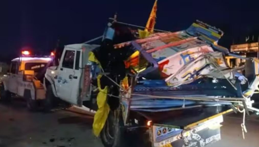 Xe bán tải va chạm với xe đầu kéo, 11 người tử vong - Ảnh 1.