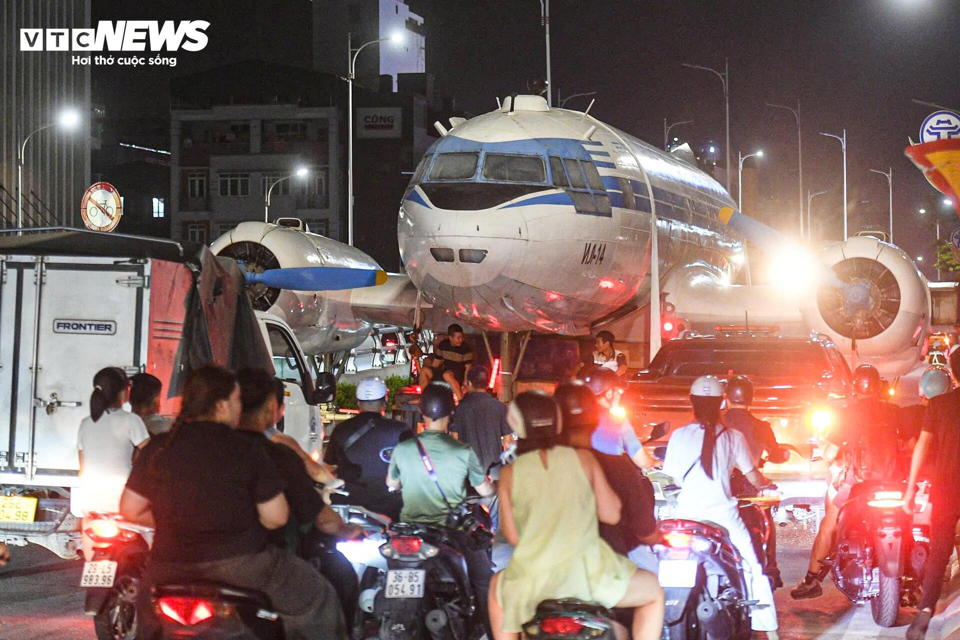 Chuyên cơ từng chở Bác Hồ xuất hiện trên phố Hà Nội, người dân háo hức đi xem - 1