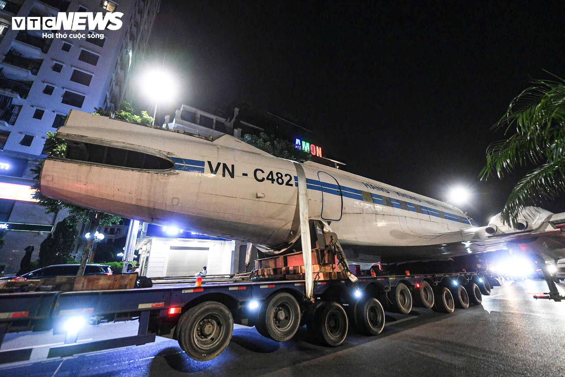 Chuyên cơ từng chở Bác Hồ xuất hiện trên phố Hà Nội, người dân háo hức đi xem - 8