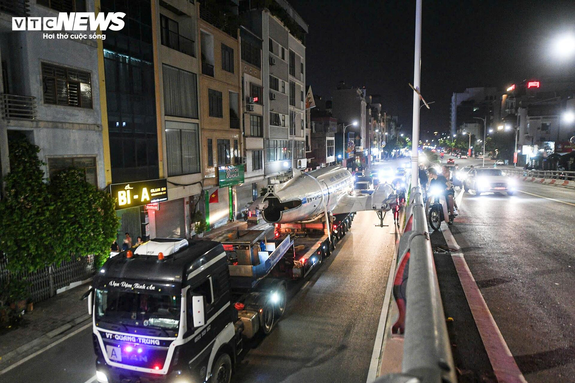 Chuyên cơ từng chở Bác Hồ xuất hiện trên phố Hà Nội, người dân háo hức đi xem - 4