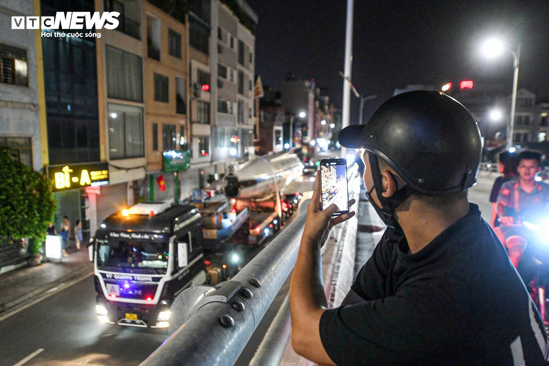 Chuyên cơ từng chở Bác Hồ xuất hiện trên phố Hà Nội, người dân háo hức đi xem - 7