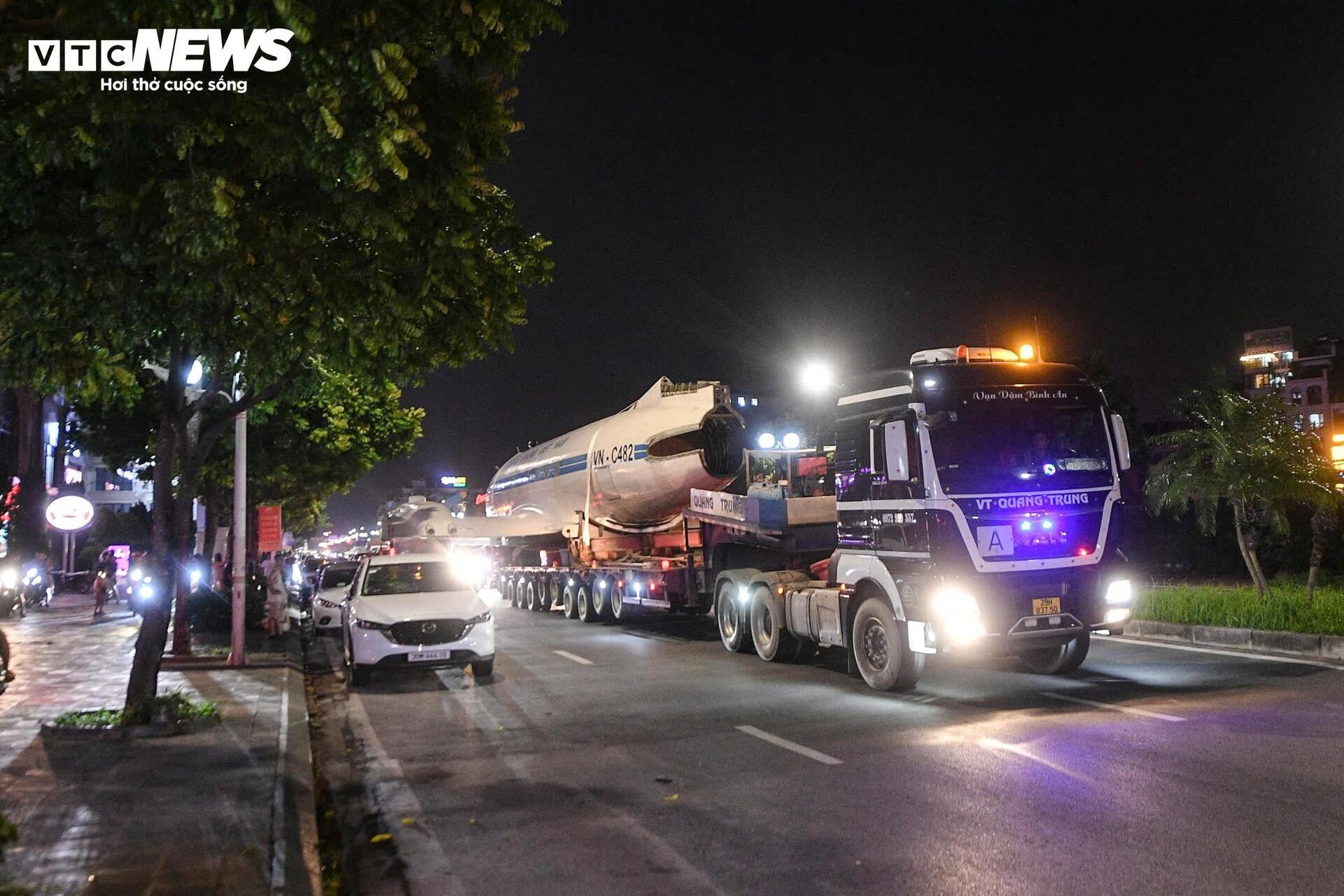 Chuyên cơ từng chở Bác Hồ xuất hiện trên phố Hà Nội, người dân háo hức đi xem - 9