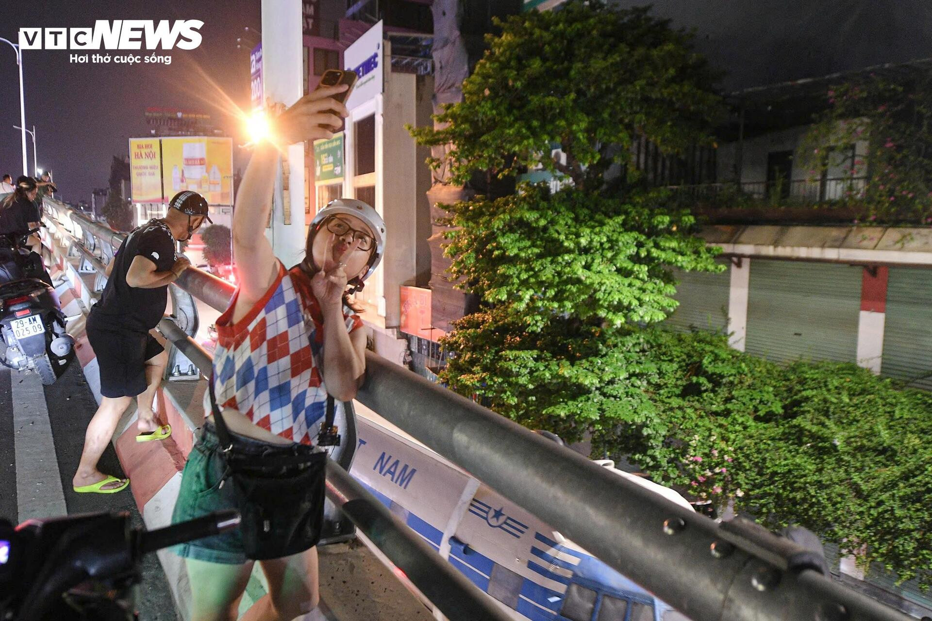 Chuyên cơ từng chở Bác Hồ xuất hiện trên phố Hà Nội, người dân háo hức đi xem - 6