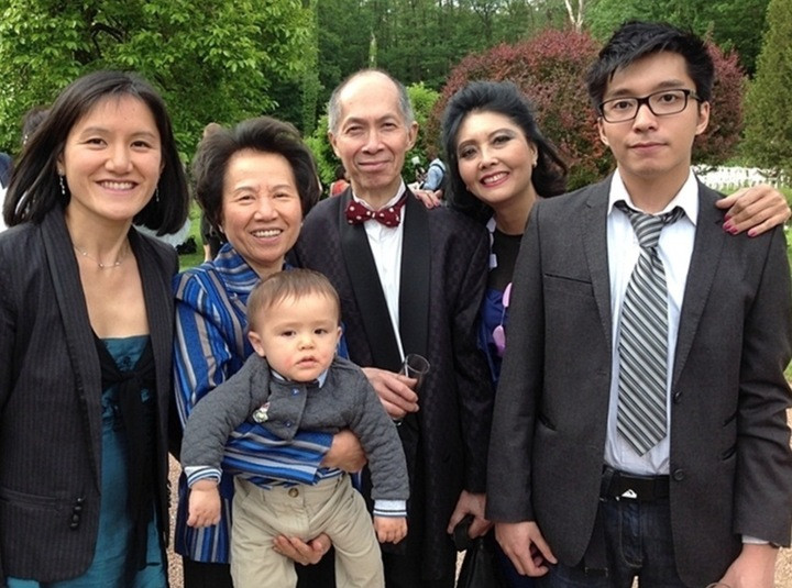 Vợ chồng Họa Mi bên con trai (ngoài cùng bên phải) và người thân.