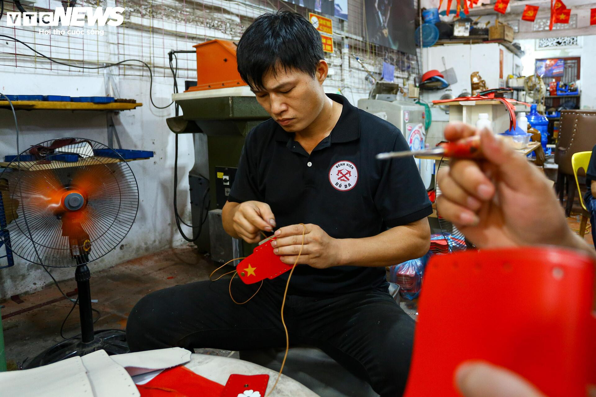 Độc đáo túi xách, ốp điện thoại hình cờ Tổ quốc của những người thợ khuyết tật - 8