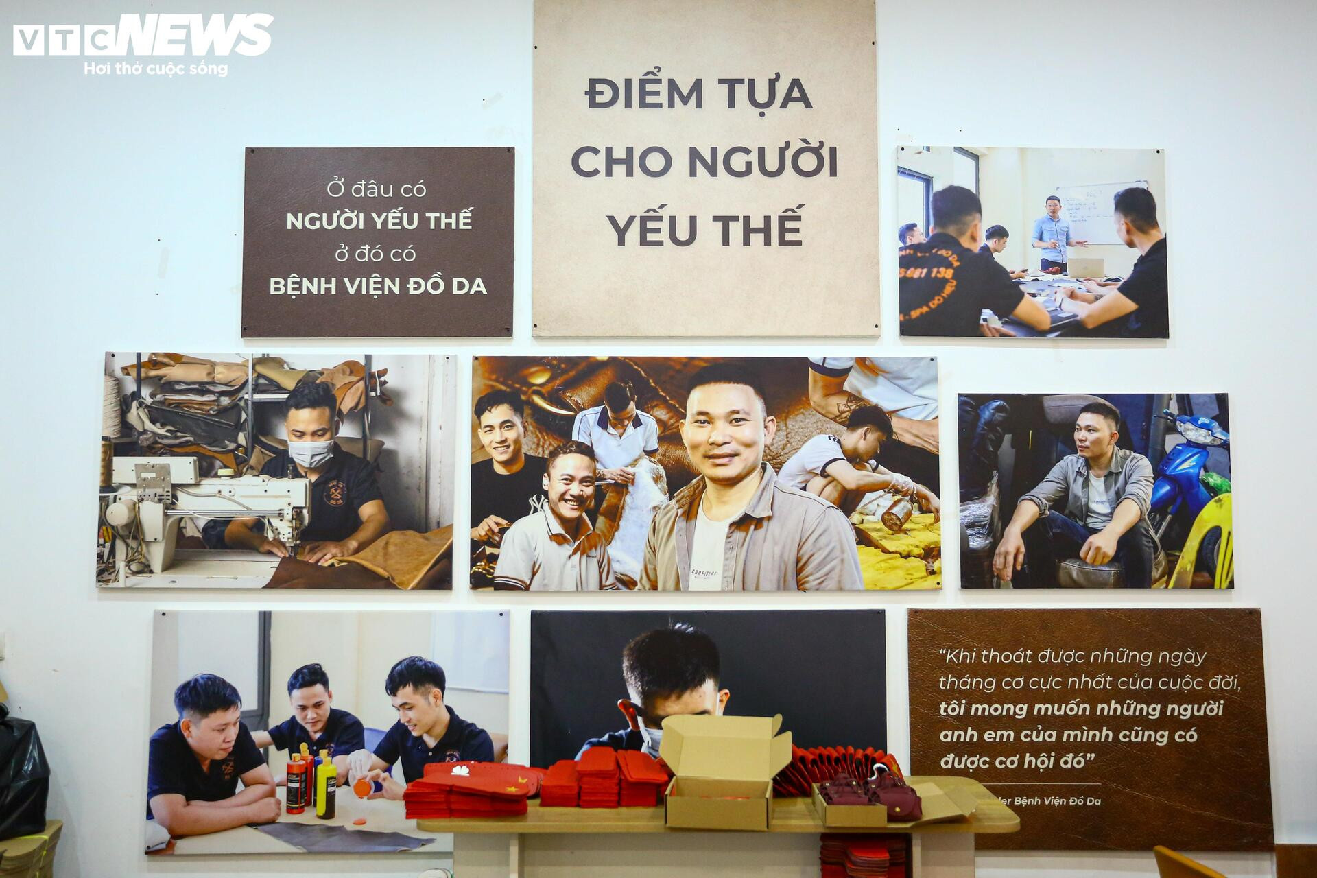 Độc đáo túi xách, ốp điện thoại hình cờ Tổ quốc của những người thợ khuyết tật - 3