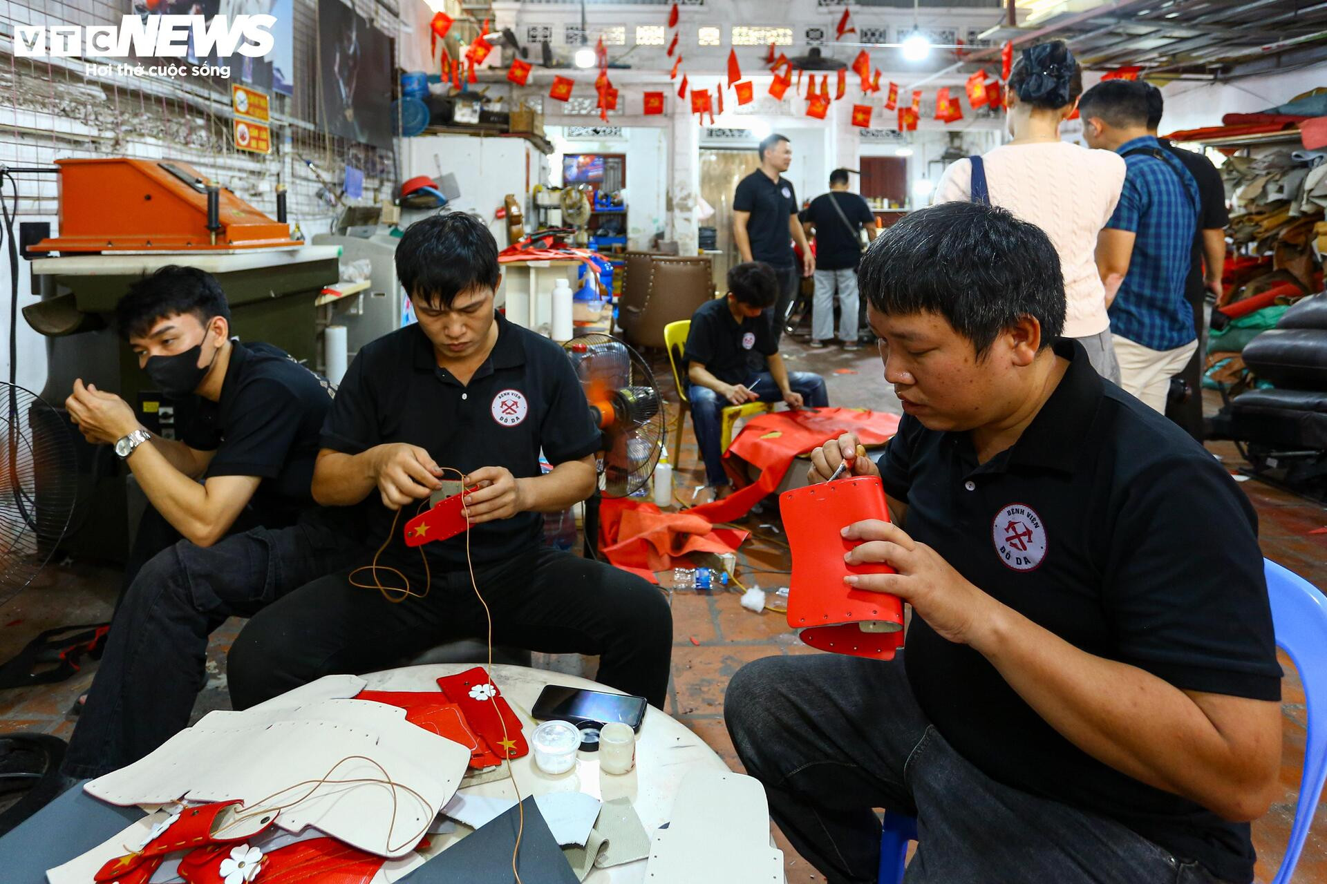 Độc đáo túi xách, ốp điện thoại hình cờ Tổ quốc của những người thợ khuyết tật - 7