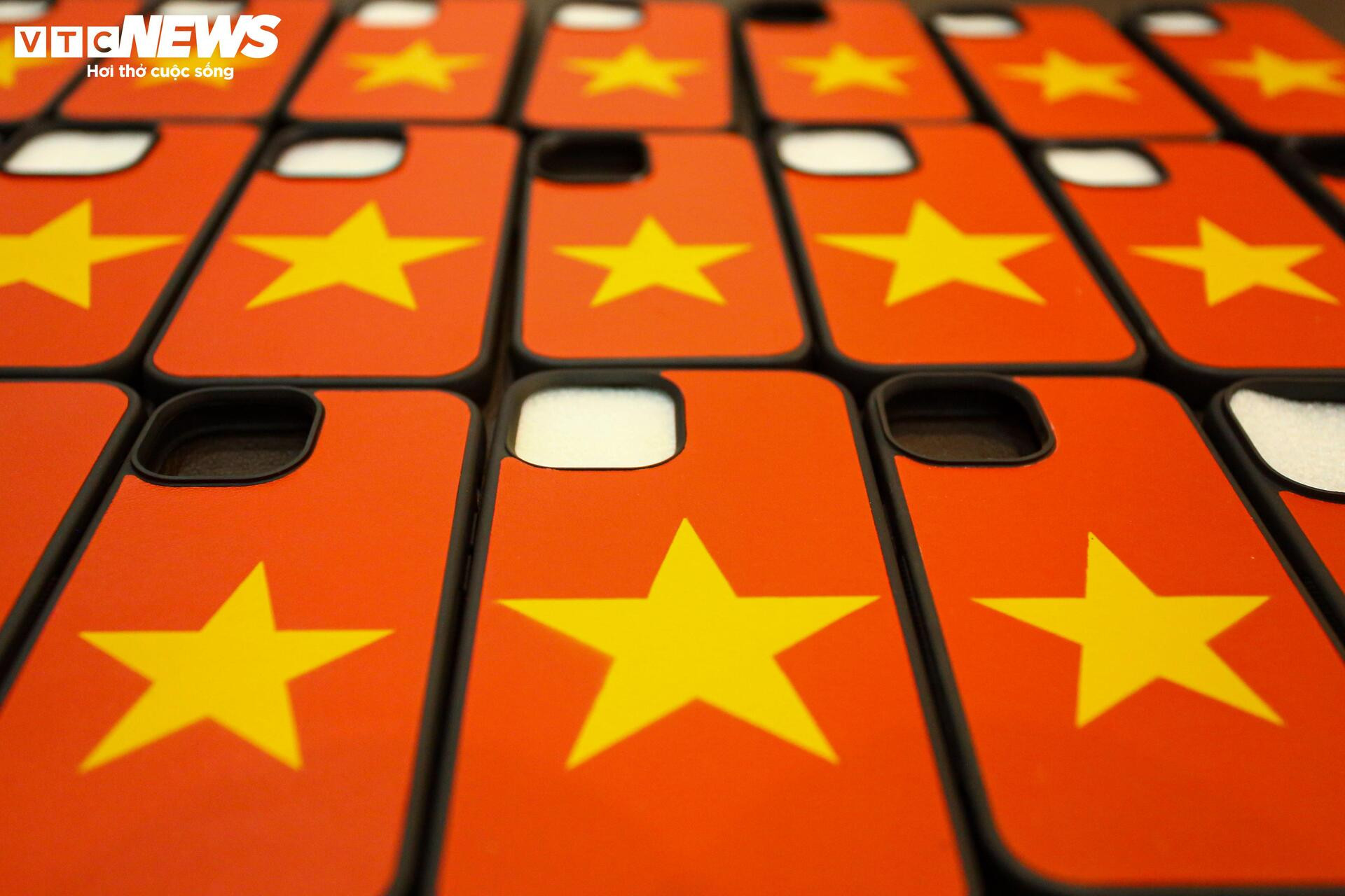 Độc đáo túi xách, ốp điện thoại hình cờ Tổ quốc của những người thợ khuyết tật - 10