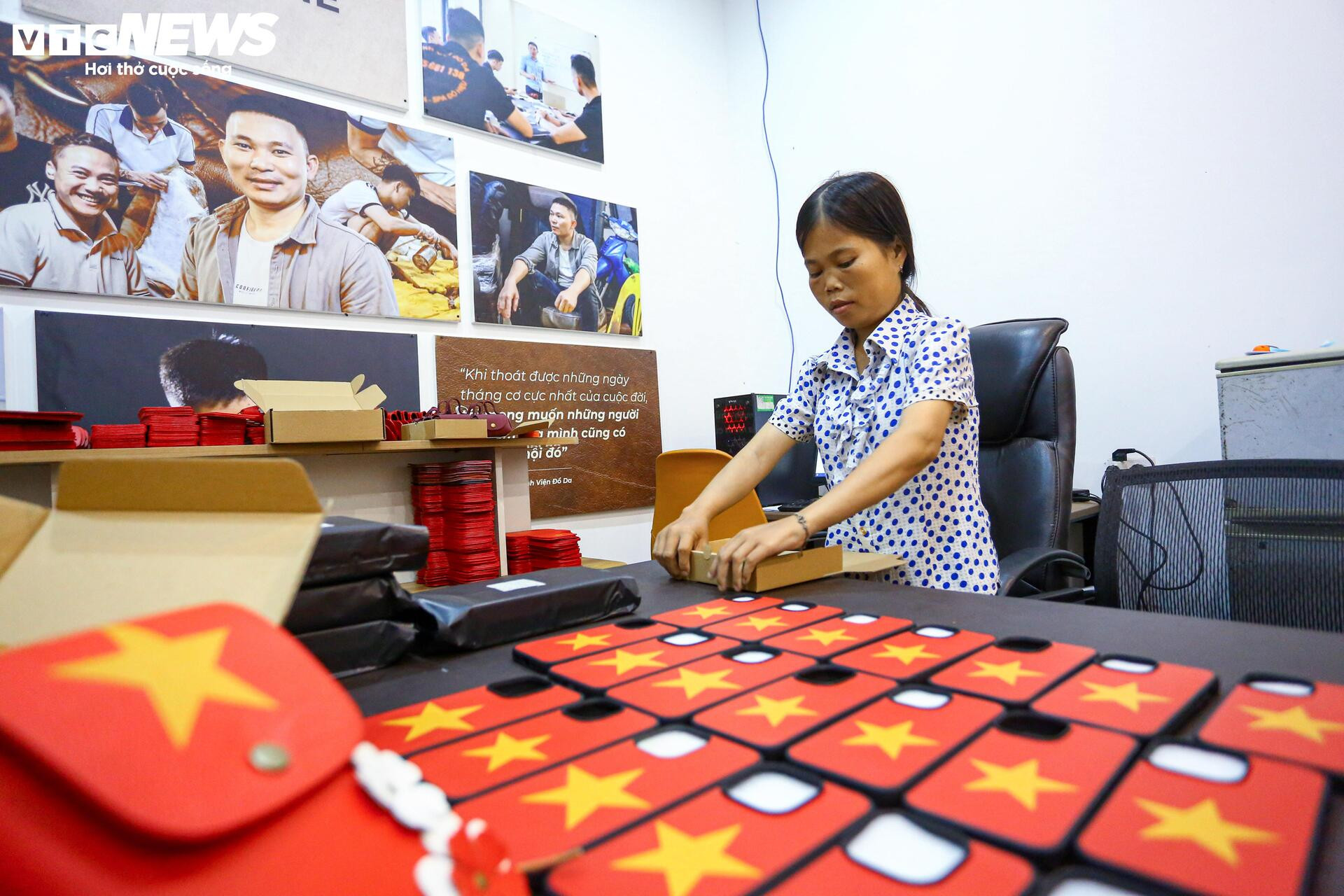 Độc đáo túi xách, ốp điện thoại hình cờ Tổ quốc của những người thợ khuyết tật - 9