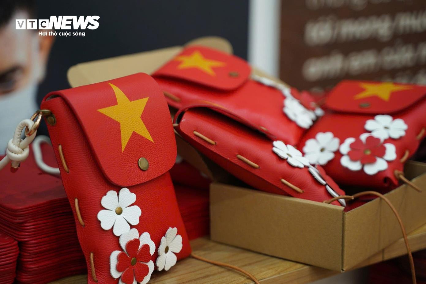 Độc đáo túi xách, ốp điện thoại hình cờ Tổ quốc của những người thợ khuyết tật - 2