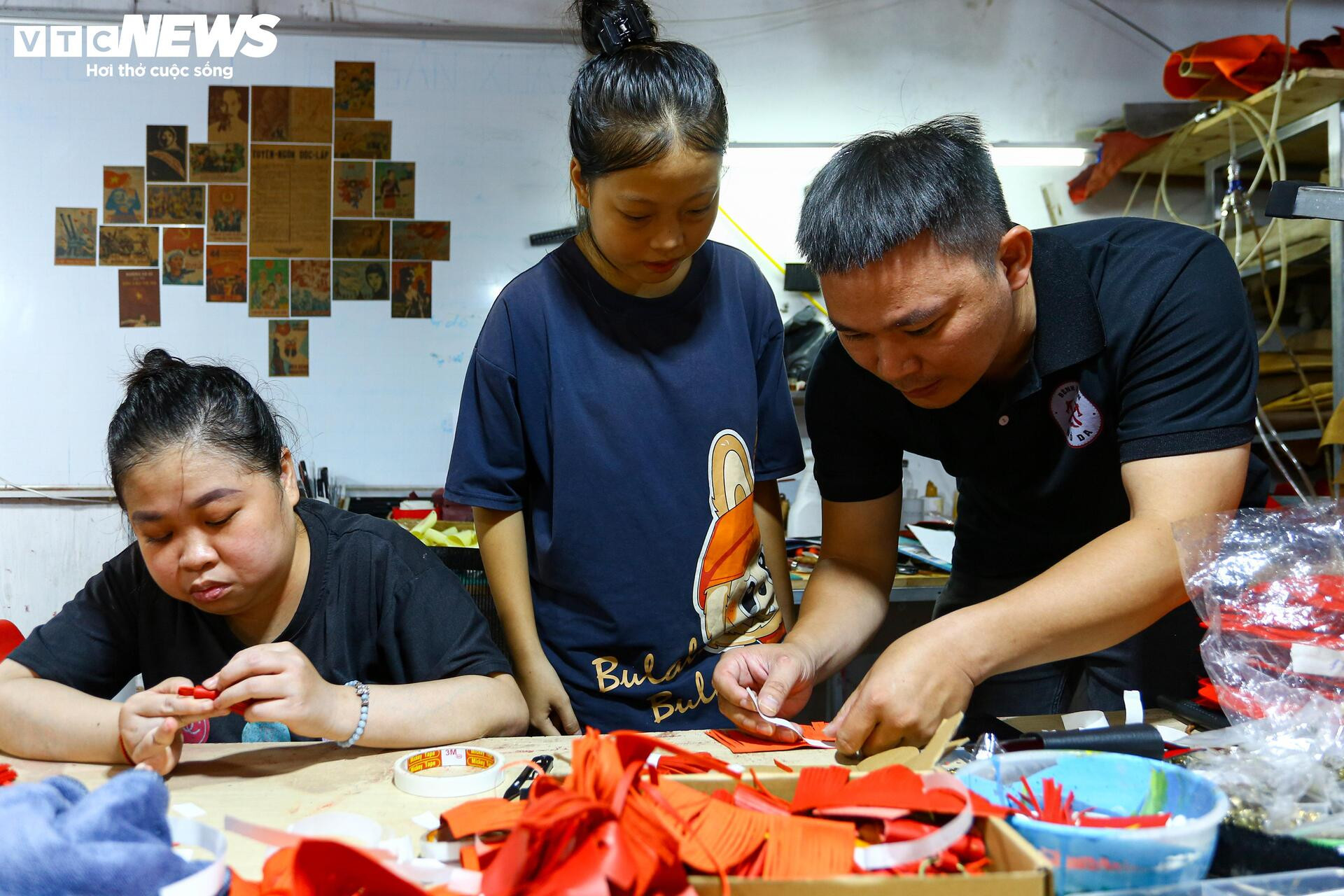 Độc đáo túi xách, ốp điện thoại hình cờ Tổ quốc của những người thợ khuyết tật - 4