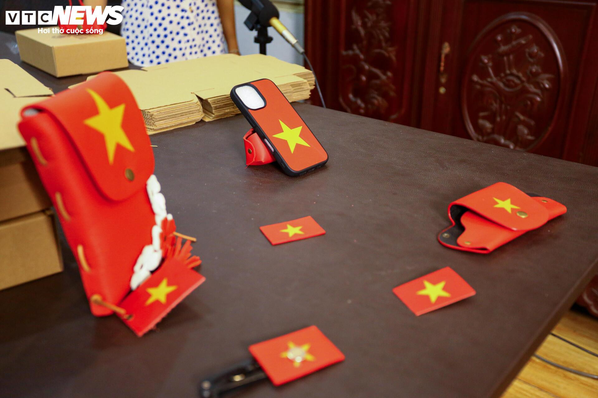 Độc đáo túi xách, ốp điện thoại hình cờ Tổ quốc của những người thợ khuyết tật - 11