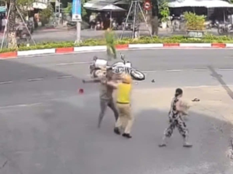 Tấn công Cảnh sát giao thông 2.jpg