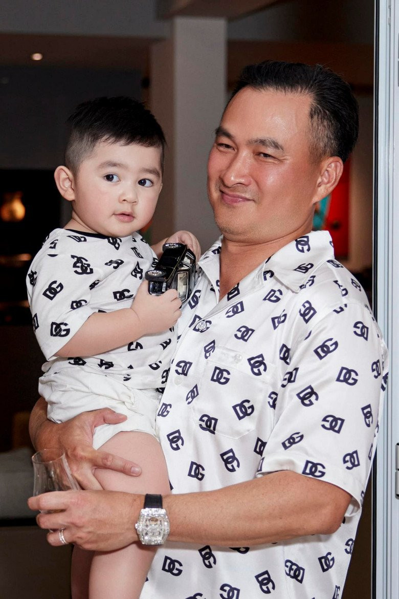 Hai nhóc tỳ nhà diễn viên Chi Bảo gây sốt nhờ vẻ ngoài tựa thiên thần nhí