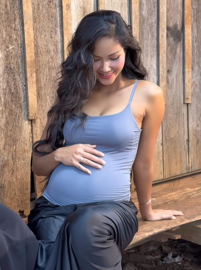 H’Hen Niê bật khóc khi nghe tiếng con đạp “Thiêng liêng đến lạ”