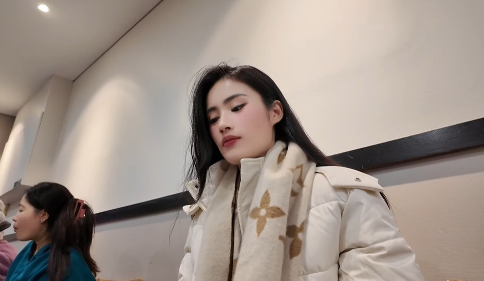 Hoa hậu Ý Nhi đi xin việc làm ở Úc