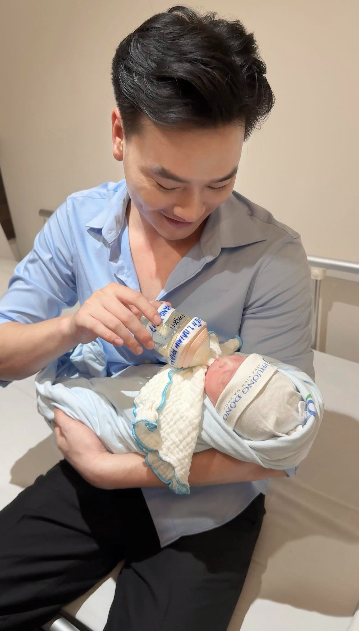 Nam thần VFC Trọng Lân đón con đầu lòng