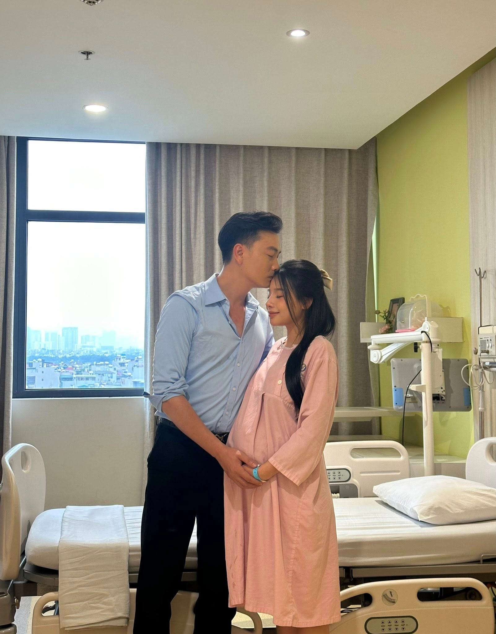 Nam thần VFC Trọng Lân đón con đầu lòng