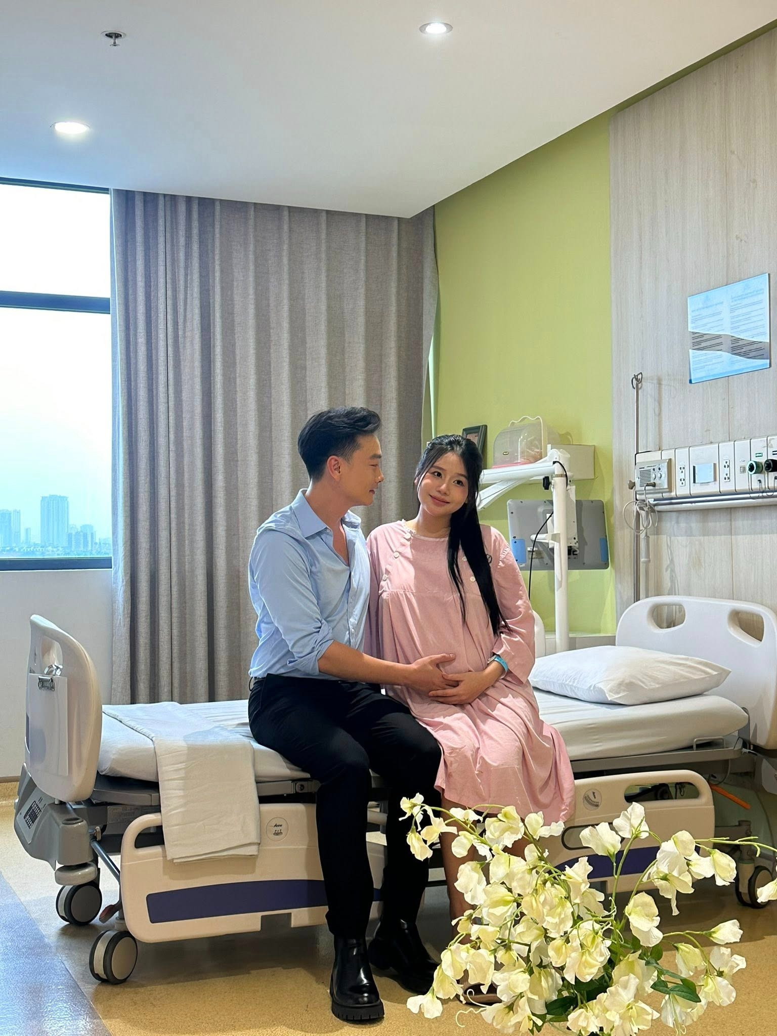 Nam thần VFC Trọng Lân đón con đầu lòng