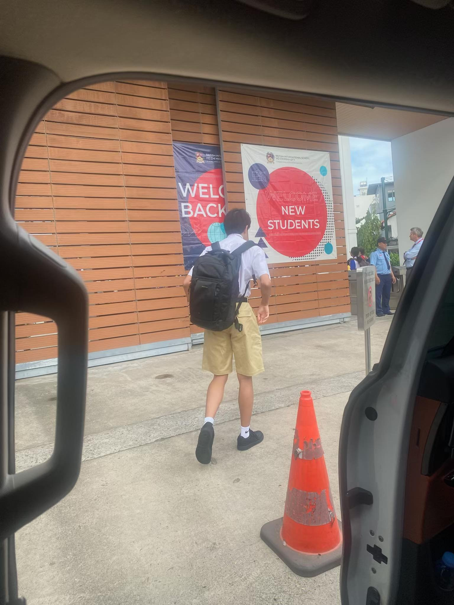 Subeo - con trai Hồ Ngọc Hà đón năm học mới, bố ruột hết mực quan tâm- Ảnh 2.