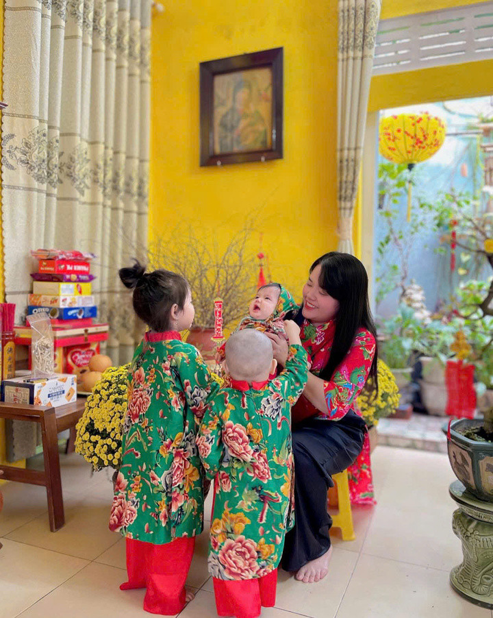 Cả 3 bé đều sinh thường đủ ngày đủ tháng, không hề kích sinh hay can thiệp y tế.