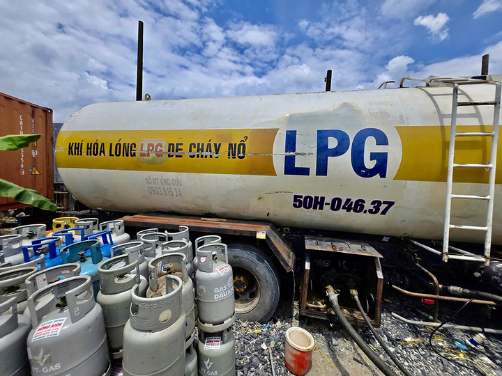 Công nghệ sang chiết, sản xuất gas giả. (Ảnh: CA)