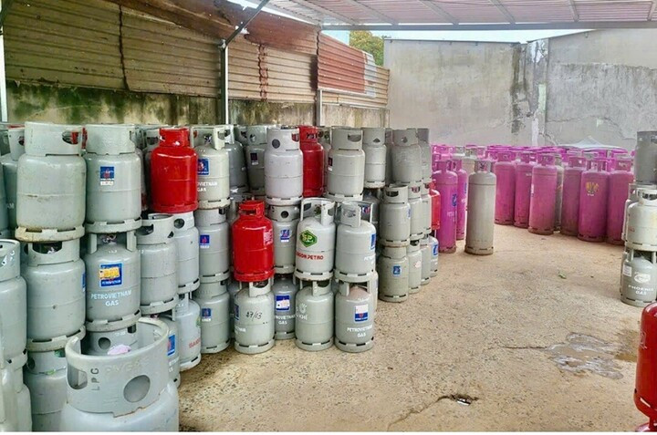 Công an kiểm tra một kho chứa gas của nhóm đối tượng. (Ảnh: CA)