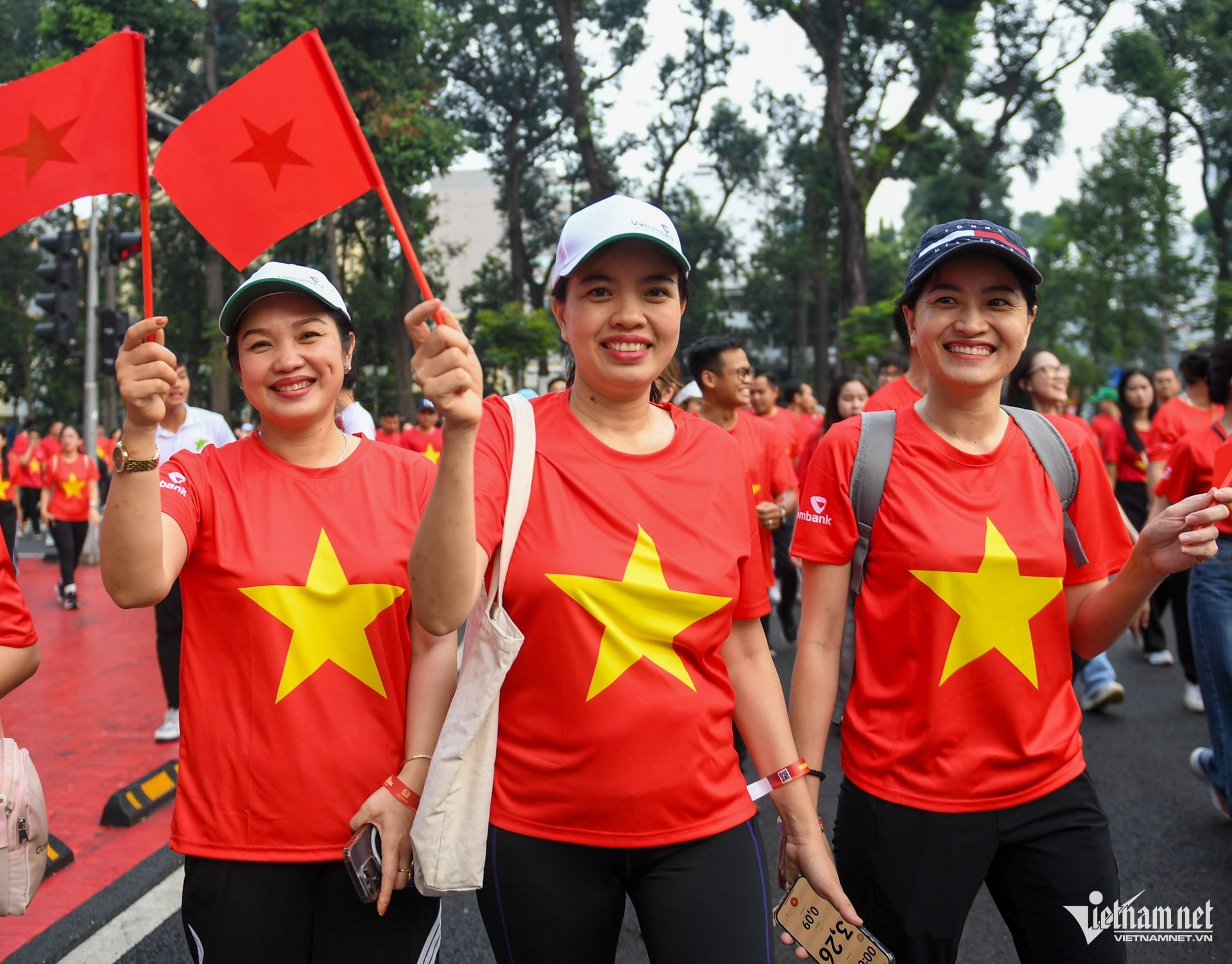 W-cờ đỏ sao vàng TPHCM 30.jpg