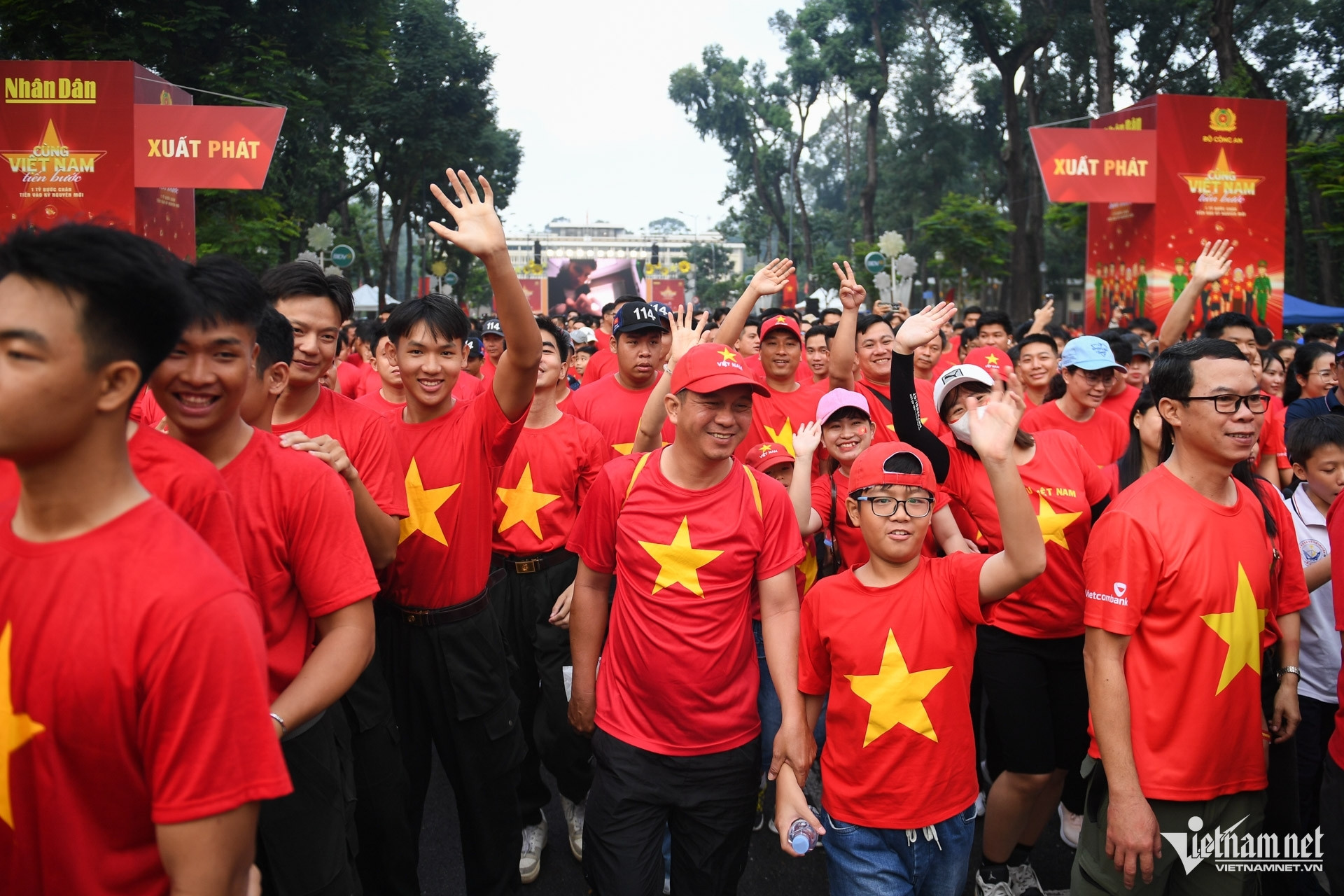 W-cờ đỏ sao vàng TPHCM.jpg