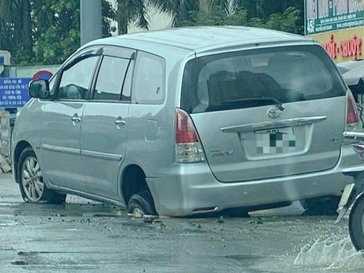 Ô tô sụt 'hố tử thần' ở ngã tư Nguyễn Chí Thanh - Đê La Thành chiều 16/8.