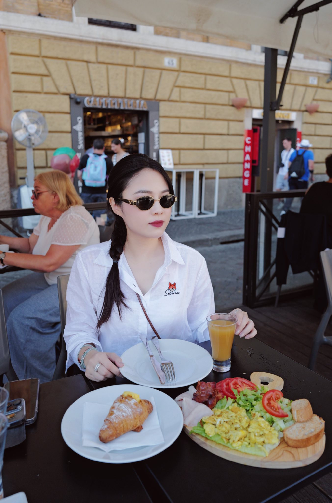 Phú bà Hằng Túi bị chụp lén trên phố nhan sắc thật lộ rõ khiến nhiều người giật mình nhận không ra