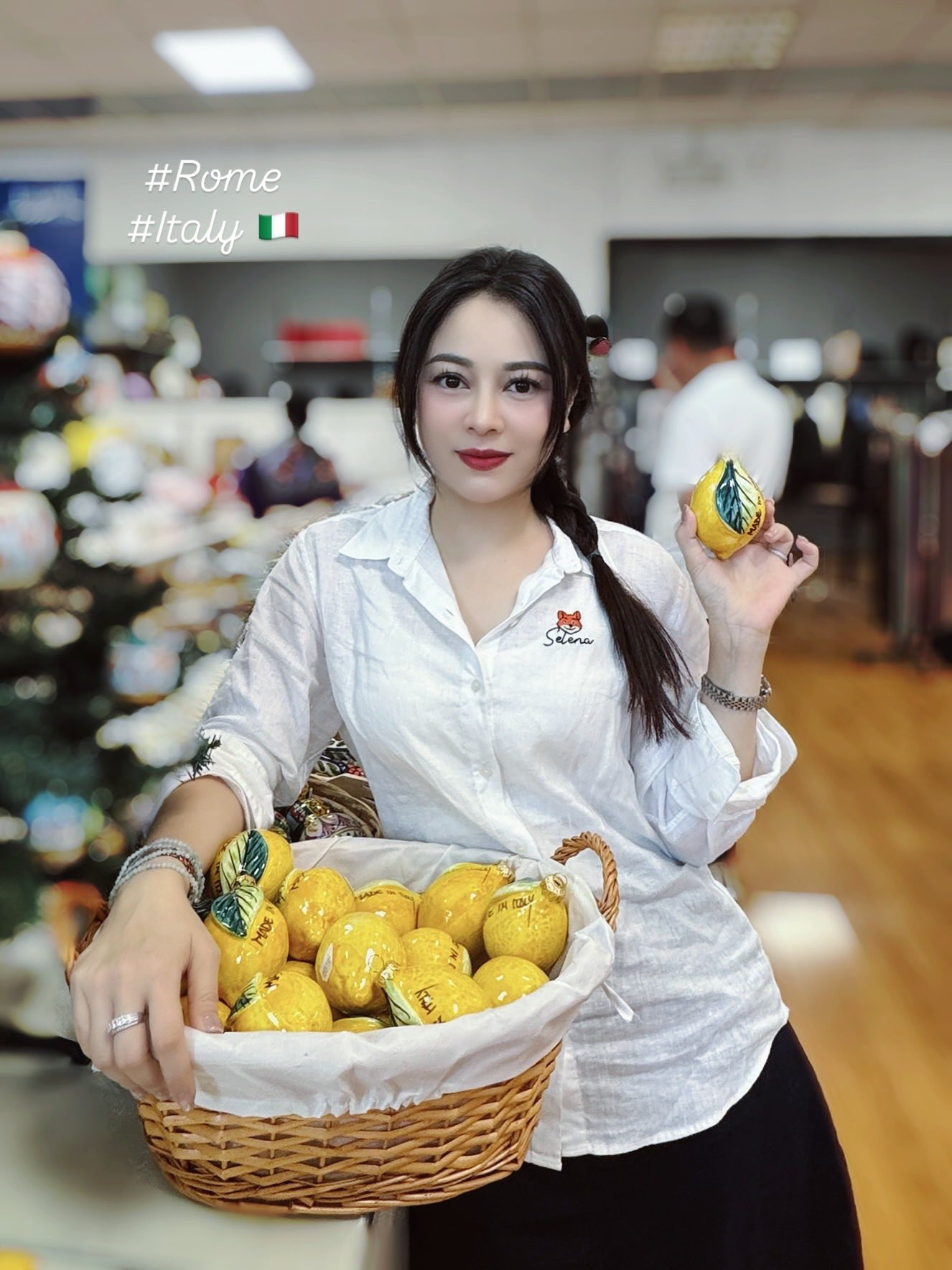 Phú bà Hằng Túi bị chụp lén trên phố nhan sắc thật lộ rõ khiến nhiều người giật mình nhận không ra