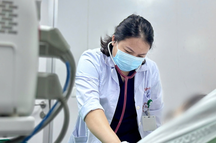 Bác sĩ kiểm tra sức khoẻ cho sản phụ bị lao phổi.